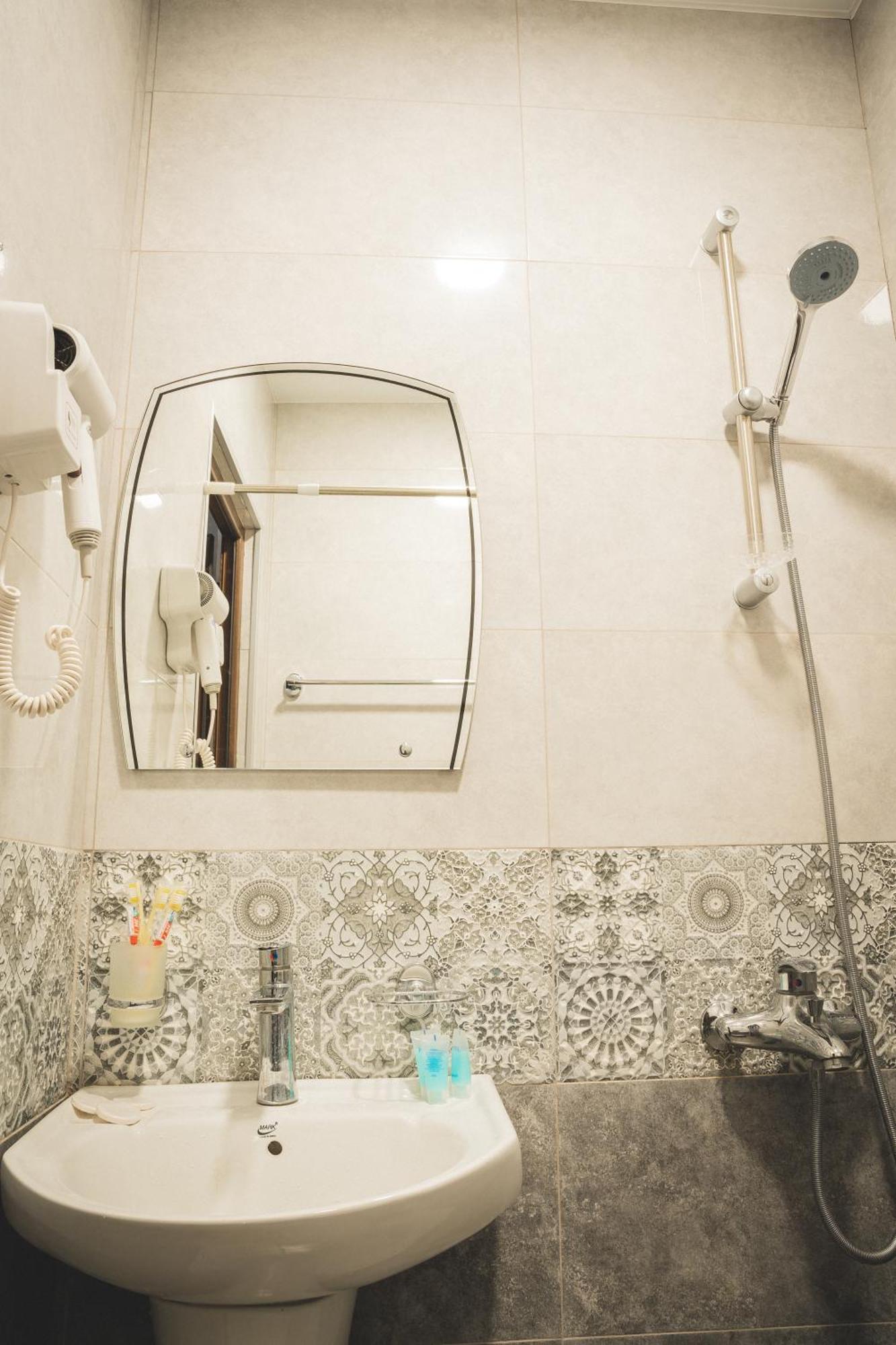 Hh Hotel Tbilisi Buitenkant foto