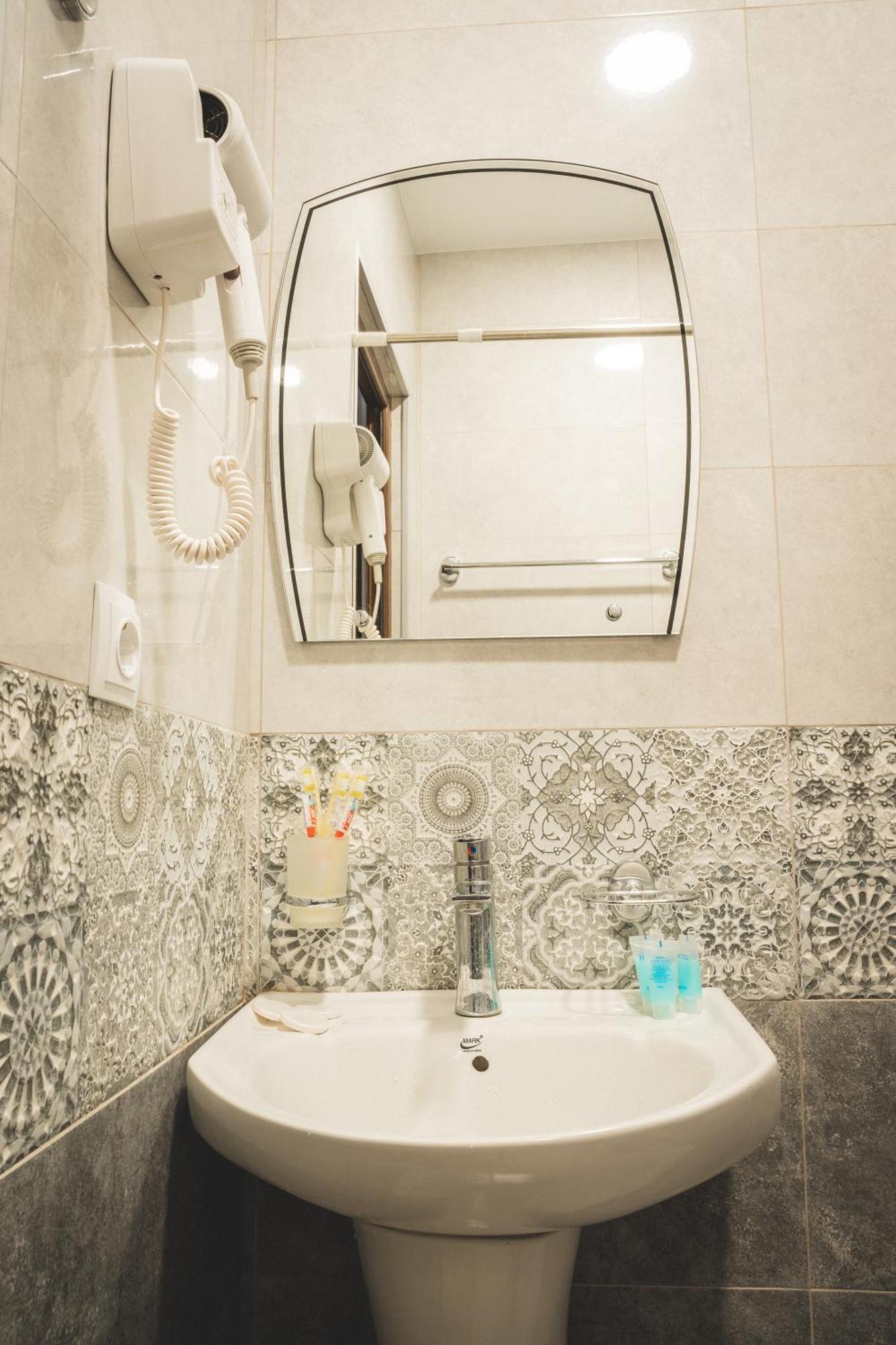 Hh Hotel Tbilisi Buitenkant foto