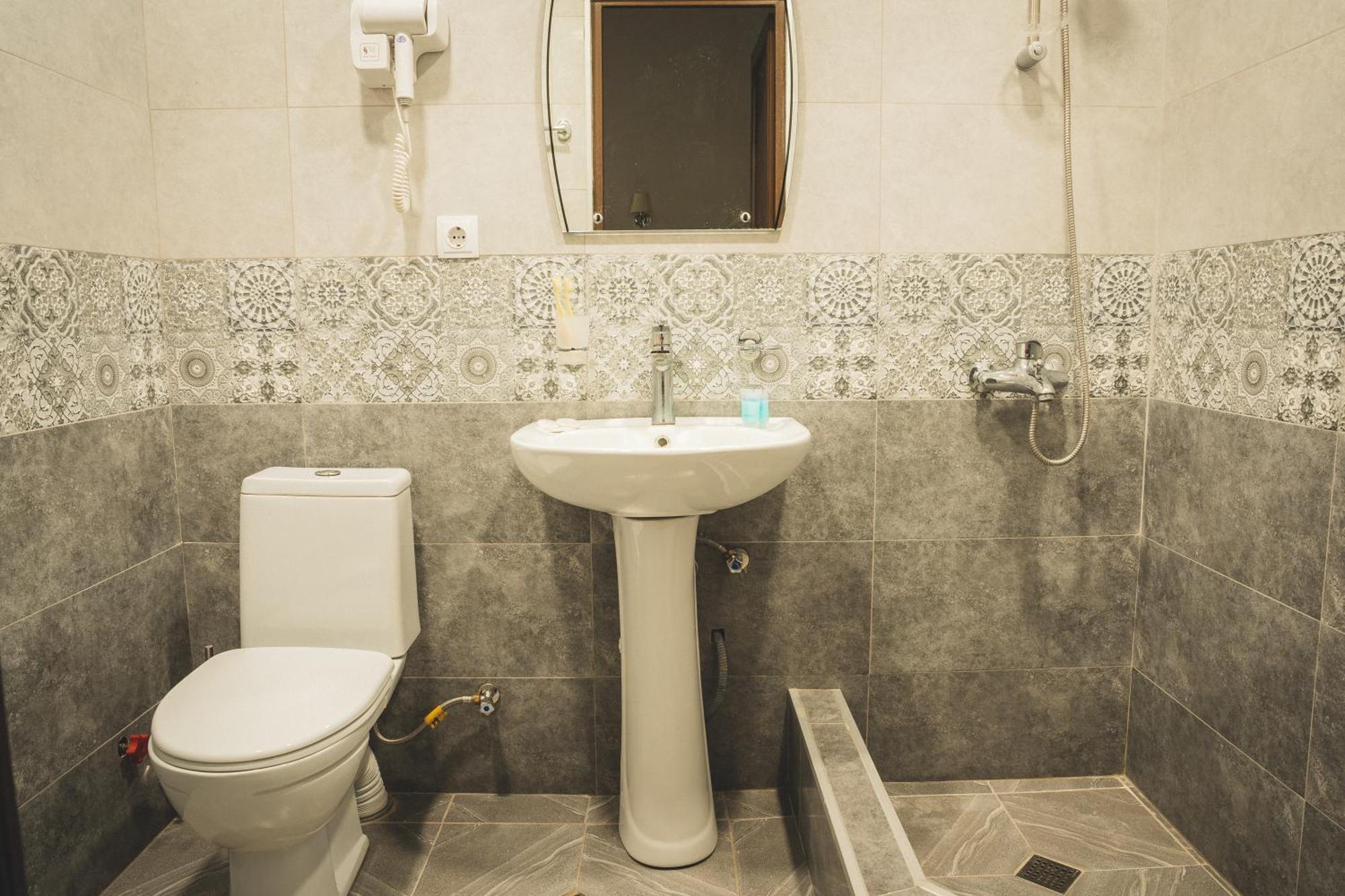 Hh Hotel Tbilisi Buitenkant foto