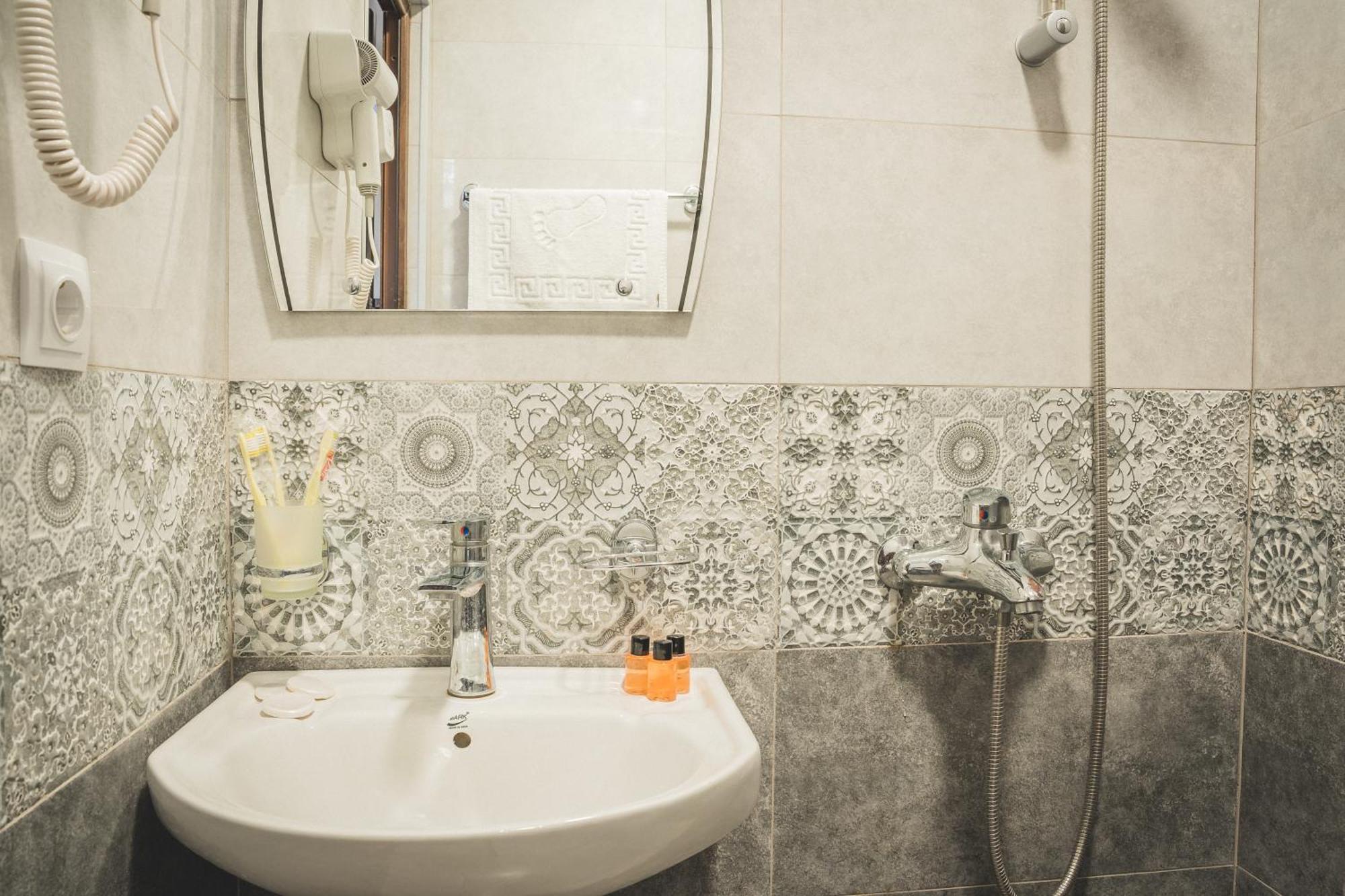 Hh Hotel Tbilisi Buitenkant foto