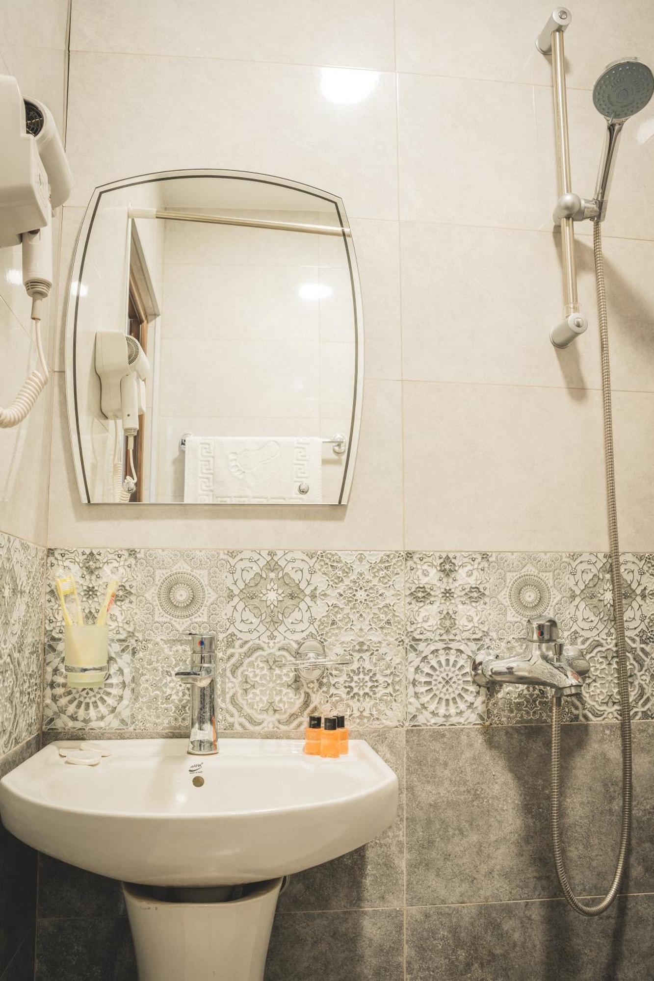 Hh Hotel Tbilisi Buitenkant foto